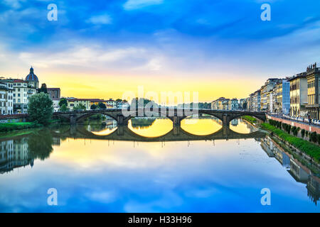 Florence, Ponte alla Carraia pont médiéval vue sur l'Arno, coucher de soleil paysage avec réflexion. Il est le deuxième plus ancien b Banque D'Images