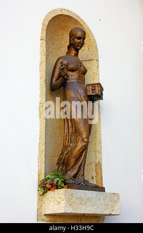 Statue de Dora Krupic, un personnage du roman Goldsmith's Gold (1871) en août Senoa, placée dans une niche à l'ouest de Banque D'Images