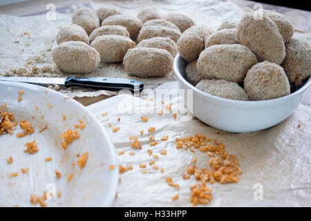 La préparation de boulettes de riz italien appelé supplì Banque D'Images