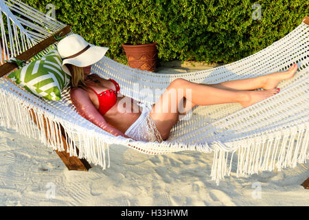 Woman relaxing in a hammock, Maldives, océan Indien, Asie Banque D'Images