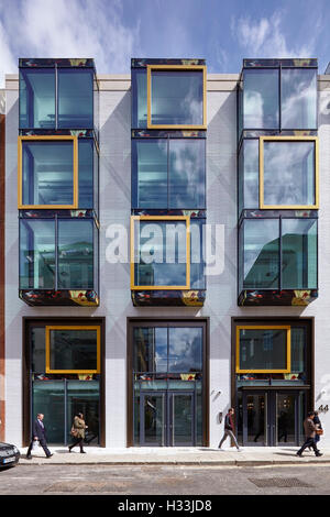 Façade en pierre de Portland. Grande fenêtre en saillie de baies. 46 Whitfield Street, Fitzrovia, Royaume-Uni. Architecte : Brimelow McSweeney architectes, 2016. Banque D'Images