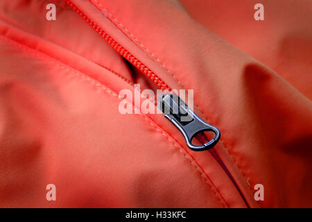 Libre de zipper sur Red Coat avec texture Banque D'Images