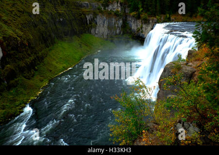 Mesa Falls et chutes d'eau de la rivière qui coule dans la région de Canyon à feuillage vert luxuriant de l'eau puissante Banque D'Images