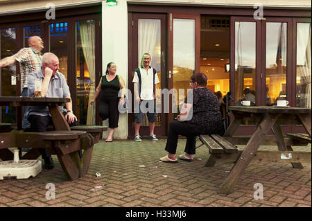 Les gens à l'extérieur d'un bar tabac dans Bournemouth Banque D'Images