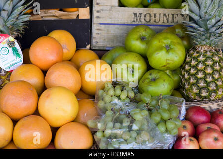 Fruits récoltés dans des caisses en bois Banque D'Images