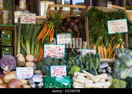 Les légumes cultivés localement sur un magasin Banque D'Images