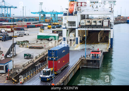 L'embarquement des conteneurs roll-on / roll-off / fret roro, le mv de la chanson l'alésage de P&O Ferries dans le port de Zeebrugge, Belgique Banque D'Images