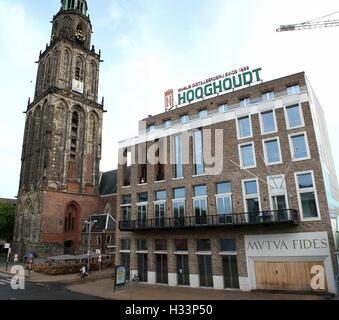 Du bâtiment de la société Mutua Fides plus ancien siège de l'association étudiante néerlandaise Vindicat Atque Polit, Grote Markt, Groningen, Pays-Bas Banque D'Images