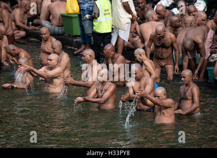 L'image d'hommes priant aux ancêtres banganga walkeshwar mumbai maharashtra inde Banque D'Images