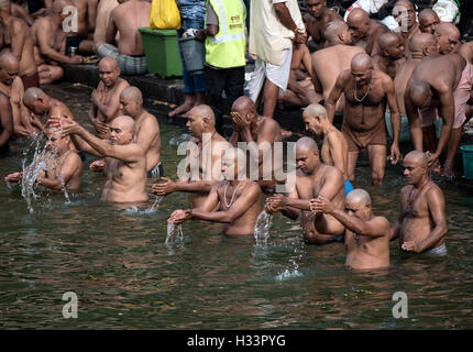 L'image d'hommes priant aux ancêtres banganga walkeshwar mumbai maharashtra inde Banque D'Images