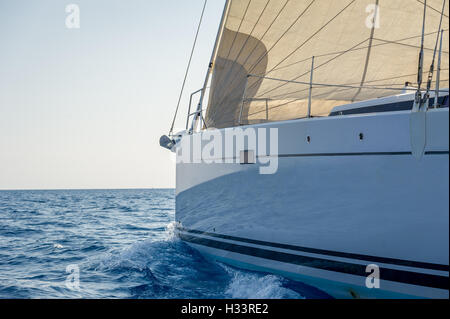 Yacht à voile à la proue avec hissé génois. Banque D'Images