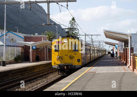 Railroad Station à Fish Hoek Western Cape Afrique du Sud - Avril 2016 - un train de chemin de fer de banlieue debout à la plate-forme Banque D'Images