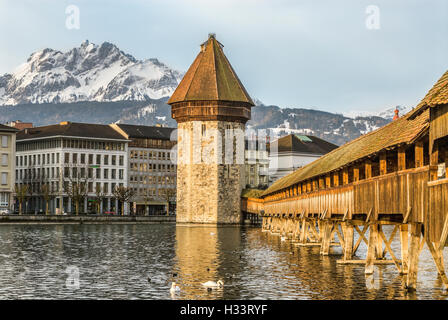 Pont de la chapelle (Kapellbruecke) et tour d'eau à Lucerne, avec le Mont Pilatus, Lucerne, Suisse. Banque D'Images