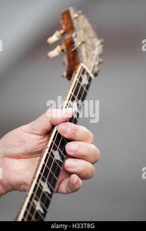 Close-up de la main d'un homme joueur de banjo sur les frettes Banque D'Images