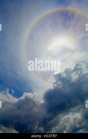 Halo autour du soleil avec les nuages de tempête dans un ciel de l'Alaska. Banque D'Images