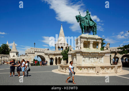 Reiterdenkmal Koenig Stephan I. von Alajos Strobl und Frigyes Schulek vor der Touristenattraktion auf dem Fischerbastei dans Budapest Buda von Burghuegel Banque D'Images