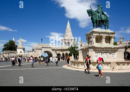 Reiterdenkmal Koenig Stephan I. von Alajos Strobl und Frigyes Schulek vor der Touristenattraktion auf dem Fischerbastei dans Budapest Buda von Burghuegel Banque D'Images