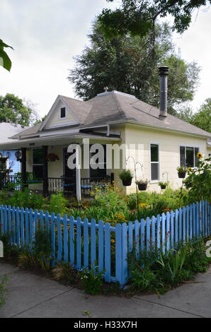 Maison avec beaucoup de fleurs dans le voisinage Goss-Grove Boulder Banque D'Images