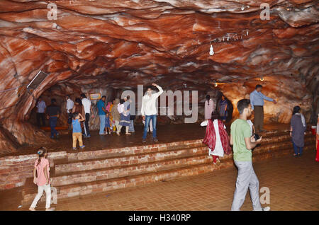 Visite de citoyens pakistanais au deuxième rang mondial des mines de sel (Khewra Mines de sel) est situé dans le district de Jhelum province. Ville Khewra célèbre pour avoir au deuxième rang mondial des mines de sel (Khewra Mines de sel) est situé dans le district de Jhelum province Punjab, Pakistan. La ville est située à environ 200 kilomètres (124 milles) d'Islamabad et 245 kilomètres (152 miles) de la ville de Lahore. Mines de Sel de Khewra sont situé à 945 pieds (288 mètres) au-dessus du niveau de la mer. Les montagnes sont des mines de sel de Khewra contenant une partie de la gamme de montagne riche en minéraux comme le sel. (Photo par Rana Sajid Hussain/Pa Banque D'Images