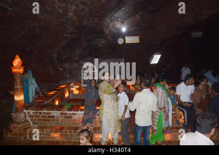 Visite de citoyens pakistanais au deuxième rang mondial des mines de sel (Khewra Mines de sel) est situé dans le district de Jhelum province. Ville Khewra célèbre pour avoir au deuxième rang mondial des mines de sel (Khewra Mines de sel) est situé dans le district de Jhelum province Punjab, Pakistan. La ville est située à environ 200 kilomètres (124 milles) d'Islamabad et 245 kilomètres (152 miles) de la ville de Lahore. Mines de Sel de Khewra sont situé à 945 pieds (288 mètres) au-dessus du niveau de la mer. Les montagnes sont des mines de sel de Khewra contenant une partie de la gamme de montagne riche en minéraux comme le sel. (Photo par Rana Sajid Hussain/Pa Banque D'Images