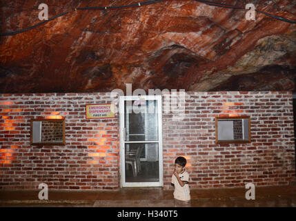 Visite de citoyens pakistanais au deuxième rang mondial des mines de sel (Khewra Mines de sel) est situé dans le district de Jhelum province. Ville Khewra célèbre pour avoir au deuxième rang mondial des mines de sel (Khewra Mines de sel) est situé dans le district de Jhelum province Punjab, Pakistan. La ville est située à environ 200 kilomètres (124 milles) d'Islamabad et 245 kilomètres (152 miles) de la ville de Lahore. Mines de Sel de Khewra sont situé à 945 pieds (288 mètres) au-dessus du niveau de la mer. Les montagnes sont des mines de sel de Khewra contenant une partie de la gamme de montagne riche en minéraux comme le sel. (Photo par Rana Sajid Hussain/Pa Banque D'Images