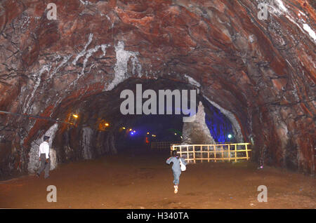 Visite de citoyens pakistanais au deuxième rang mondial des mines de sel (Khewra Mines de sel) est situé dans le district de Jhelum province. Ville Khewra célèbre pour avoir au deuxième rang mondial des mines de sel (Khewra Mines de sel) est situé dans le district de Jhelum province Punjab, Pakistan. La ville est située à environ 200 kilomètres (124 milles) d'Islamabad et 245 kilomètres (152 miles) de la ville de Lahore. Mines de Sel de Khewra sont situé à 945 pieds (288 mètres) au-dessus du niveau de la mer. Les montagnes sont des mines de sel de Khewra contenant une partie de la gamme de montagne riche en minéraux comme le sel. (Photo par Rana Sajid Hussain/Pa Banque D'Images