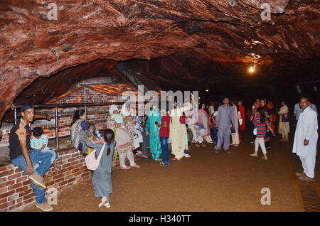 Visite de citoyens pakistanais au deuxième rang mondial des mines de sel (Khewra Mines de sel) est situé dans le district de Jhelum province. Ville Khewra célèbre pour avoir au deuxième rang mondial des mines de sel (Khewra Mines de sel) est situé dans le district de Jhelum province Punjab, Pakistan. La ville est située à environ 200 kilomètres (124 milles) d'Islamabad et 245 kilomètres (152 miles) de la ville de Lahore. Mines de Sel de Khewra sont situé à 945 pieds (288 mètres) au-dessus du niveau de la mer. Les montagnes sont des mines de sel de Khewra contenant une partie de la gamme de montagne riche en minéraux comme le sel. (Photo par Rana Sajid Hussain/Pa Banque D'Images