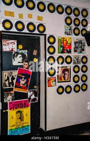 Un mur et des portes couverts en 45 tours avec des dépliants et des affiches sur l'affichage à l'intérieur de Sun Record Studios à Memphis, TN Banque D'Images