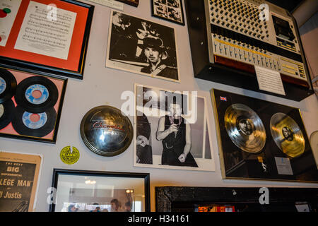 Albums photos, souvenirs de la célébration et de l'équipement et les artistes exposés sur le mur à l'intérieur de Sun Record Studio à Memphis, TN Banque D'Images