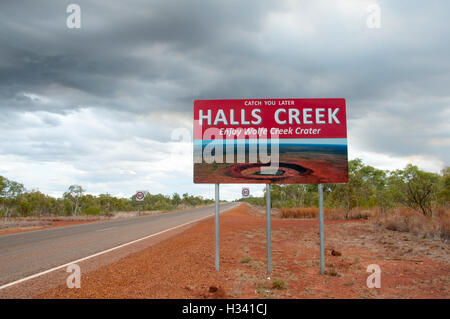 Enseigne de sortie de Halls Creek - Australie Banque D'Images