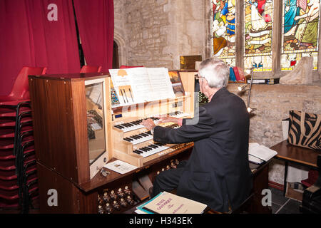 Jouer,orgue,la Vierge Saint Mary's Church,Bruton,village,en,Somerset,Angleterre,English,Royaume-Uni. Banque D'Images