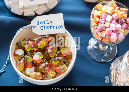 Les enfants,enfants,doux,enfants,bonbons,bonbons,cadeaux,mariage faveurs faveurs,fête,,réception de mariage,salle de mariage,Somerset, Angleterre, Royaume-Uni, Europe, Banque D'Images