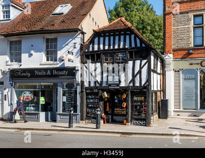 Tudor House à l'ancienne et de vos accessoires de boutique, un noir et blanc bâtiment à colombages dans Henley on Thames, Oxfordshire, UK Banque D'Images