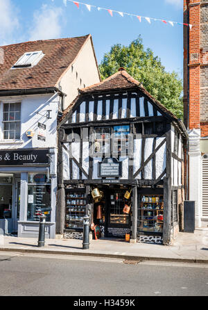 Tudor House à l'ancienne et de vos accessoires de boutique, un noir et blanc bâtiment à colombages dans Henley on Thames, Oxfordshire, UK Banque D'Images