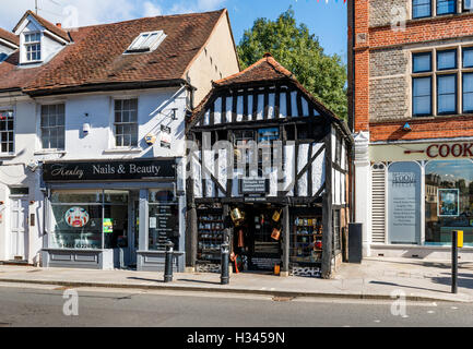 Tudor House à l'ancienne et de vos accessoires de boutique, un noir et blanc bâtiment à colombages dans Henley on Thames, Oxfordshire, UK Banque D'Images