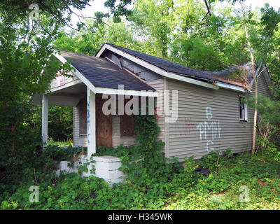 Les graffitis des gangs et d'un marquage sur une maison abandonnée, Detroit, Michigan, USA Banque D'Images