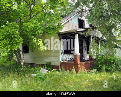 Vitrocéramique Squad piste graffiti sur une maison abandonnée à Detroit, Michigan, USA Banque D'Images