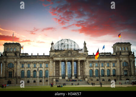 Vue sur la façade du bâtiment du Reichstag (Bundestag) à Berlin, Allemagne Banque D'Images