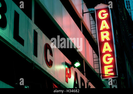 Garage Parking Neon Sign, New York City Banque D'Images