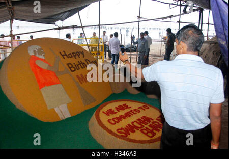 Visiteur prend photo sculpture de sable Sudarsan Pattnaik artiste tient le Premier Ministre indien Narendra Modi anniversaire Mumbai Banque D'Images