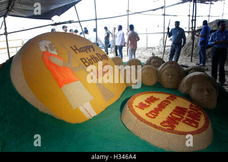 Une sculpture de sable Sudarsan Pattnaik artiste tient le Premier Ministre indien Narendra Modi, la veille de son anniversaire Mumbai Inde Banque D'Images