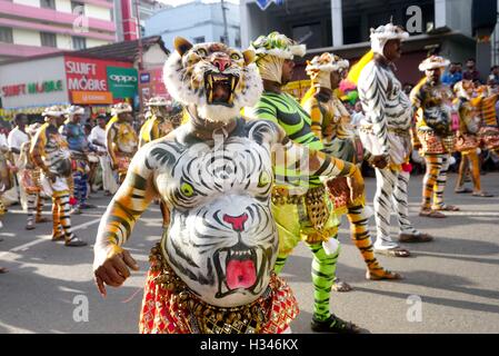 Danseurs formés avec leurs corps peints soigneusement couvert d'effectuer les tigres célèbre Pulikali rues de Thrissur Kerala Banque D'Images