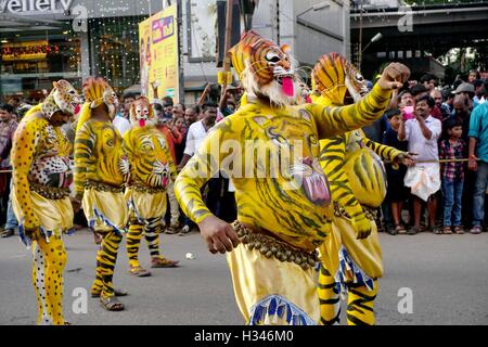 Danseurs formés avec leurs corps peints soigneusement couvert d'effectuer les tigres célèbre Pulikali Thrissur rues Kerala Banque D'Images