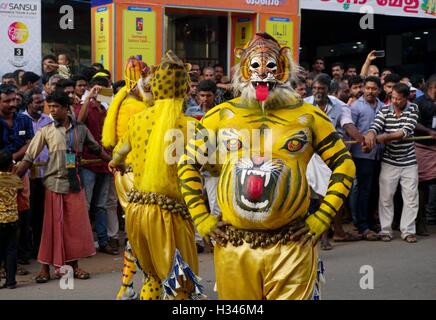 Danseurs formés avec leurs corps peints soigneusement couvert de tigres effectuer célèbre Pulikali les rues de Thrissur, Kerala Banque D'Images