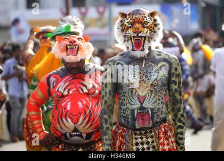 Danseurs formés avec leurs corps peints soigneusement couvert d'effectuer les tigres célèbre Pulikali rues de Thrissur, Kerala Banque D'Images