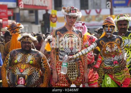 Danseurs formés avec leurs corps peints soigneusement couvert d'effectuer les tigres célèbre Pulikali rues de Thrissur Kerala Banque D'Images