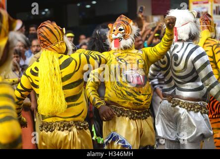 Danseurs formés avec leurs corps peints soigneusement couvert de tigres effectuer célèbre Pulikali les rues de Thrissur Kerala Banque D'Images