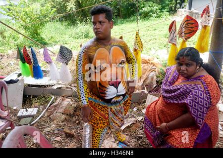 Un danseur formé récupère son corps peint aux couleurs tiger se prépare à participer à la célèbre Pulikali Kerala Thrissur Banque D'Images