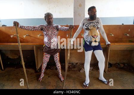 Danseurs formés obtenir leur corps peint aux couleurs d'un tigre préparer participer célèbre Pulikali Kerala Thrissur Banque D'Images