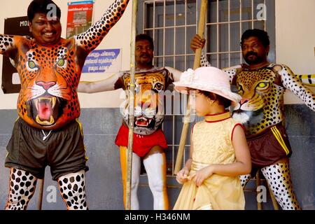 Danseurs formés obtenir leur corps peint aux couleurs d'un tigre se préparent à participer célèbre Pulikali Kerala Thrissur Banque D'Images